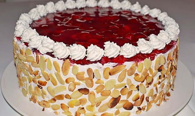 Himbeer-Quark-Sahnetorte