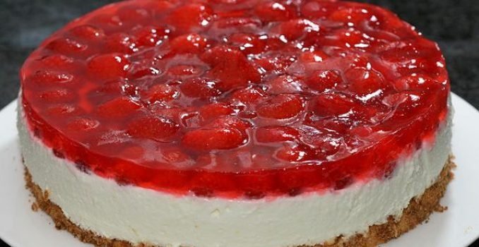 Quark-Pudding-Torte-mit-Erdbeeren-und-Tortenguss-ohne-Backen