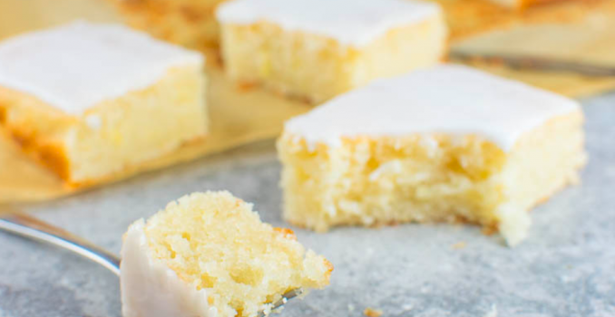 Einfacher-Zitronen-Blechkuchen-mit-Zuckerguss