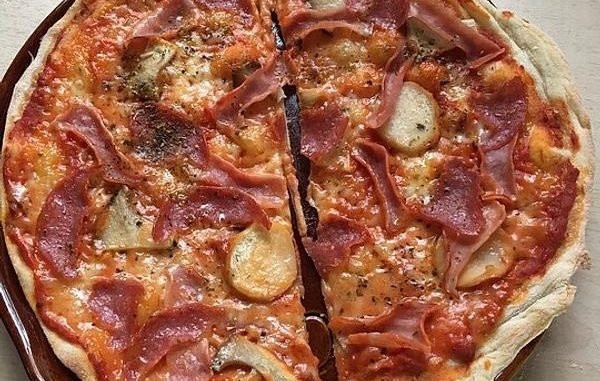Knusprig dünne Pizza mit Chorizo und Mozzarella – Beste Küche